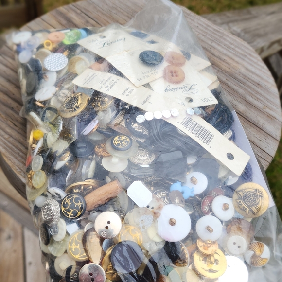 Assorted Button Collection - Picture 5 of 6